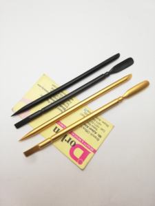 Poussoir à cuticules plaqué or en acier inoxydable Logo privé Outil de soin des ongles à double extrémité Outil de suppression des ongles au Pakistan - Product Image 3