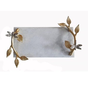 Bandeja plana para servir de mármol blanco con asas de diseño floral dorado Decoración de mesa elegante para uso en cocina y comedor del hogar - Product Image 1