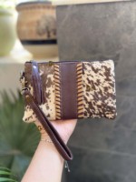 Nouvel Arrivage Pochette Portefeuille à Dragonne en Cuir de Vachette Marron avec Pompon, Patchs Western Tendance et Fermeture Éclair pour l'Été