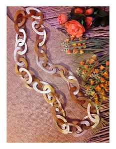 Collier ethnique en corne sculptée, fait main, écologique, bijoux de mode modernes avec un charme rustique - Product Image 5