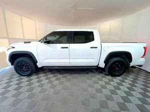 2024 para Tundra TRD Pro Híbrida Diésel Turbo 4WD con Volante a la Izquierda, Asientos de Cuero, Interior Oscuro R18 - Product Image 3