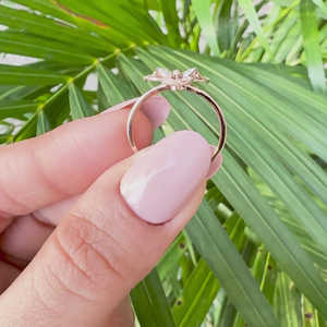 Anillo Romántico con Diamante Cultivado en Laboratorio, Diseño Floral Inspirado en la Naturaleza, Corte Redondo, Claridad VS, Blanco Platino Rodio, Certificado IGI - Product Image 1