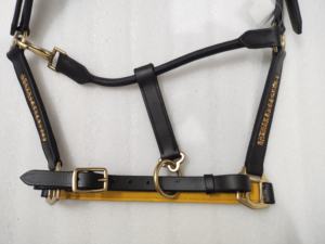 Harnais en cuir Adeefa Enterprise avec cristaux dorés et rembourrage jaune pour chevaux avec embout en laiton pour chevaux. - Product Image 3