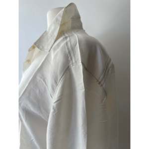 Chemise en satin et mousseline de soie formelle pour femmes VAMIKA - Ivoire, motifs léopard et floraux brodés, taille XL, col à nœud, dentelle - Product Image 3