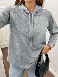 Sweat-shirt à capuche pour femme, longueur standard, cordon de serrage, manches raglan, ourlet incurvé, haut décontracté, gris, vente en gros de sweats à capuche - Product Image 3