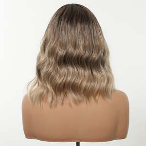 Perruque synthétique sans colle Diane-DWY pour femme, 14 pouces, fabriquée à la machine, courte, ondulée, dégradé blond, coupe bob avec frange - Product Image 5