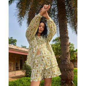 Ensemble décontracté Palm Springs Twinset : Short en jean tendance et haut court élégant pour tenues d'été - Product Image 3