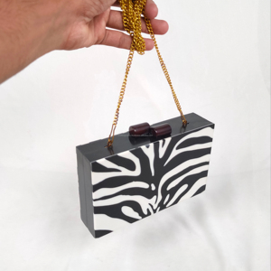 Peinture à la résine avec un design moderne d'ange amoureux, peinte à la main, modèle personnalisable, sacs de soirée en provenance d'Inde à vendre - Product Image 1