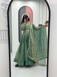 ชุดเดรสอนาร์กาลีแบบประดับตกแต่งอย่างหรูหราสำหรับงานเมเฮนดีและงานฮัลดี พร้อมแขนเสื้อโดดเด่นและทรงพลิ้วไหว - Product Image 4