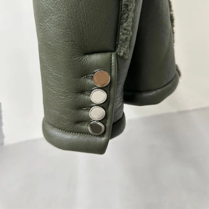 Veste en cuir véritable pour femmes en peau de mouton Inspiration Moto classique haut de gamme avec col montant et coupe ajustée chic - Product Image 4