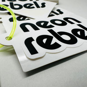 Etiqueta colgante funcional personalizada, etiqueta oscilante, tarjeta de etiqueta impermeable de laminación PP brillante en blanco y negro - Product Image 2