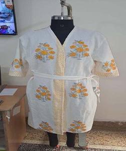 Kimono blanc fait à la main pour femmes vêtements de nuit en coton indien cristal bouton broderie décoration imprimé fleuri pour cadeau de noël - Product Image 1