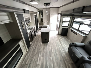 Precio de Subasta Autocaravana Usada Forest River Cardinal Luxury 380RLX 2023, Interiores Espaciosos, Una Habitación, 4-6 Pasajeros, Euro 5 en Venta - Product Image 3