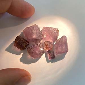 Cristal de Escapolita Púrpura Natural Suelto de las Montañas Pamir, Tayikistán - Product Image 3