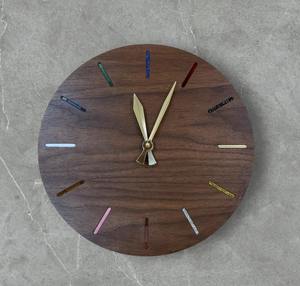 Horloge murale en bois avec mouvement à quartz silencieux, décoration moderne pour la maison - Product Image 1