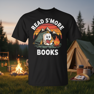 T-Shirt Promozionale per Amanti dei Libri con Scritta 'Read S'more Books' e Motivo Campeggio - Product Image 3