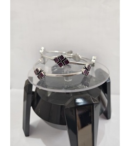 Pulseras con Dijes Plateadas Elegantes para Mujer, Hechas a Mano con Hermoso Trabajo de Piedras Decorativas, Elementos de Diseño Sofisticados y Modernos - Product Image 1