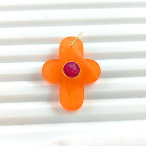 Pendentif fin en croix de rubis teint en cornaline, lunette en plaqué or plaqué rhodium, double pierre de naissance, fournisseurs de l'Inde - Product Image 1