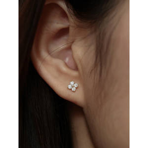 Orecchini a perno ITSMOS in argento sterling 925 placcato oro 18 carati con zirconi a forma di fiore, perfetti per occasioni speciali - Product Image 6