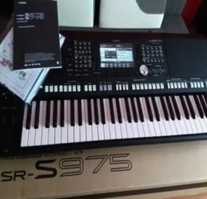 Estación de Trabajo Digital PSR S975 ORIGINAL de 61 Teclas, Piano Mecánico Usado con Características de Piano de Cola - Product Image 3