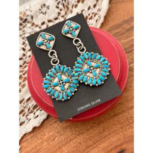 Pendientes Colgantes Zuni Hechos a Mano con Turquesa Sleeping Beauty y Plata de Ley, Diseño Elegante con Forma de Flor - Product Image 4