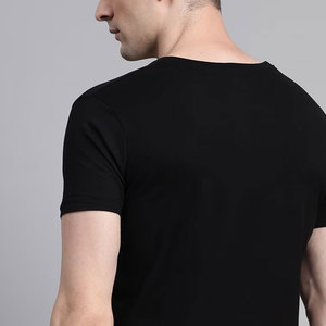 เสื้อยืดเปล่าผ้าถักโพลีเอสเตอร์/คอตตอน 220gsm ราคาโรงงาน พิมพ์โลโก้ตามสั่ง เป็นมิตรกับสิ่งแวดล้อม ระบายอากาศได้ดี เสื้อลำลองผู้ชาย - Product Image 5