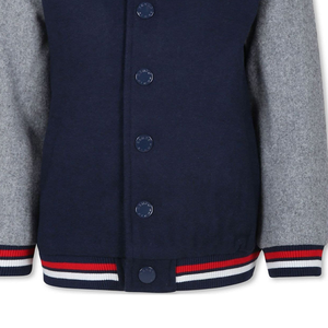 Chaqueta universitaria gris de alta calidad, estilo callejero informal de invierno, cierre de botón de cuerno personalizado, bordado con capucha, tela suave, servicio OEM - Product Image 3