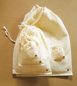 Bolsa con cordón de muselina de algodón sostenible con estilo ecológico, diseño de letra estampado elaborado con cuidado para la venta - Product Image 4