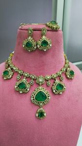 ชุดสร้อยคอแบบดั้งเดิมของอินเดียคุณภาพพรีเมียม พร้อมมงกุฎแบบ Maang Tikka ดีไซน์หรูหราสวยงาม เหมาะสำหรับงานแต่งงานและงานปาร์ตี้ - Product Image 6