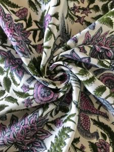 Tela de Algodón Estampada a Mano con Diseño Mughal de Pavo Real y Flores |   Textil Étnico Indio Rosa y Verde - Product Image 3