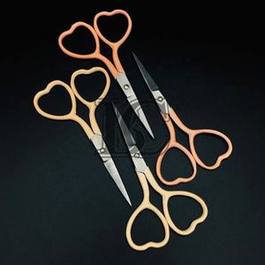 Tijeras para cutículas de acero inoxidable sostenible, tijeras para cutículas rectas con mango en forma de corazón de Color Beige - Product Image 1