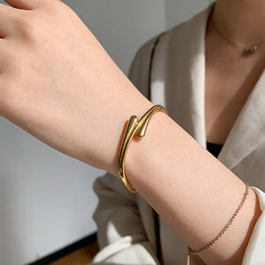 Bracelet jonc tendance en acier inoxydable et zircon pour femme, bijou de poignet en métal poli, couleurs or et argent, idéal pour les fêtes et occasions spéciales - Product Image 2