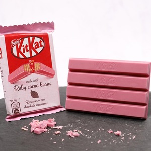ช็อกโกแลตแท่งเวเฟอร์เคลือบทับทิม KitKat สีชมพูแบบดั้งเดิม100% ช็อกโกแลตหวานสำหรับเป็นของขวัญขายปลีกตามฤดูกาล - Product Image 5
