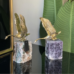 Escultura de Tazón de Metal con Diseño Martillado Hecho a Mano, Acabado en Oro Plateado de Alta Calidad, Estilo Antiguo con Base de Mármol, Centro de Mesa - Product Image 6