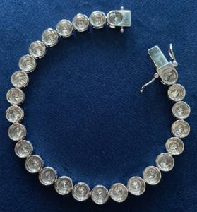 Preciosa Pulsera de Tenis con Diamantes Moissanite de Corte Redondo en Claridad VVS para Mujer en Plata de Ley 925 - Product Image 2