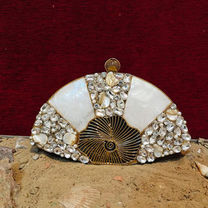 Pochette de soirée de luxe en forme d'éventail en nacre avec incrustation de perles et cristaux, cadre doré, faite à la main pour femme - Product Image 1