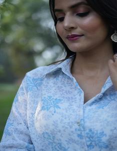 Chemise ample à imprimé floral pour femmes, haut décontracté d'été avec manches longues et détails à revers, tissu respirant pour un confort quotidien - Product Image 1