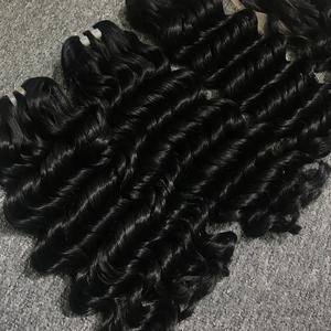 Vente en gros d'extensions de cheveux à double trame de couleur naturelle, bouclée profonde, noire vierge, ensemble complet de 3 faisceaux de teinture plus foncée - Product Image 2