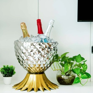 Enfriador de vino con diseño de piña, Enfriador de champán, cubo de hielo con acabado plateado y dorado, cubo enfriador de vino de lujo de Metal - Product Image 2