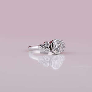 Personnalisable 18KT Solide Plaqué Or Trois Pierre Ronde Lab Grown Diamond Bague de Fiançailles Luxueux IGI Certifié Cadeau d'Anniversaire - Product Image 6