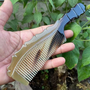 Peigne traditionnel en corne de buffle le plus vendu pour une coiffure douce Matériau naturel pour un peignage lisse et sans enchevêtrement - Product Image 1