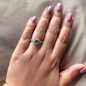 Anillo de Compromiso con Halo de Doble Banda y Diamante Cultivado en Laboratorio de Corte Portugués Redondo, Color Azul, en Oro de 14k con Piedra Certificada por IGI - Product Image 5