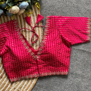 เสื้อคอวีทันสมัยมีดีไซน์ผ้าทอและงานปักลายปักโลโก้/ลวดลายประดับเลื่อมสำหรับงานแต่งงาน - Product Image 2