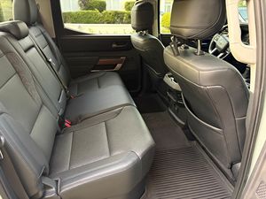 Toyota Tundra Limited CrewMax 4x4 2022 con Techo Corredizo, Faros Delanteros, Cámara Trasera de 360° y Asientos Eléctricos - Product Image 6