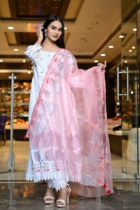 ชุดคุर्ติปักลายสีขาวล้วนสไตล์ชาติพันธุ์ พร้อมผ้าคลุมไหล่ ชุดเดรสฤดูร้อนสำหรับผู้หญิง ผ้าฝ้ายแท้ แขนยาว ความยาวระดับเข่า - Product Image 3