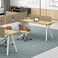 Système de bancs modulaires OMNI pour aménagement de bureaux modernes avec colonne de support partagée, bancs et bureaux multifonctionnels extensibles en fer