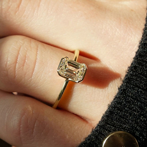 Anillo de compromiso elegante minimalista moderno para novia en plata de ley 925 o conjunto de bisel de oro anillo solitario de corte esmeralda alargado - Product Image 1