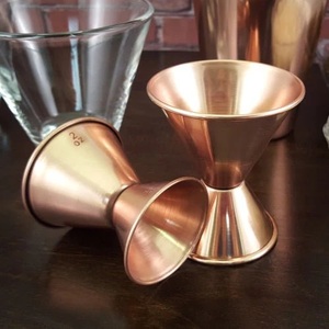 Jigger à double face en cuivre de qualité supérieure, mesure de précision pour cocktails, design élégant, équilibre parfait pour une utilisation professionnelle au bar - Product Image 3
