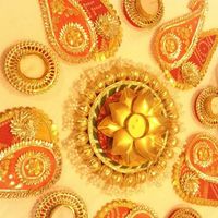Porte-bougie Rangoli vibrant en aluminium avec fleurs artificielles écologiques – Collection AARNA – Décorations traditionnelles indiennes pour la maison