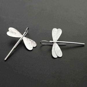 Pendientes de Latón Chapados en Oro con Diseño de Libélula, Modernos y a la Moda, Joyería Minimalista para Mujer, Hechos a Mano, Color Personalizado para Bodas y Fiestas - Product Image 1